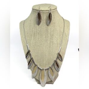 C1946 Silvertone Leaves Necklace‎ and Dangle Earrings Set